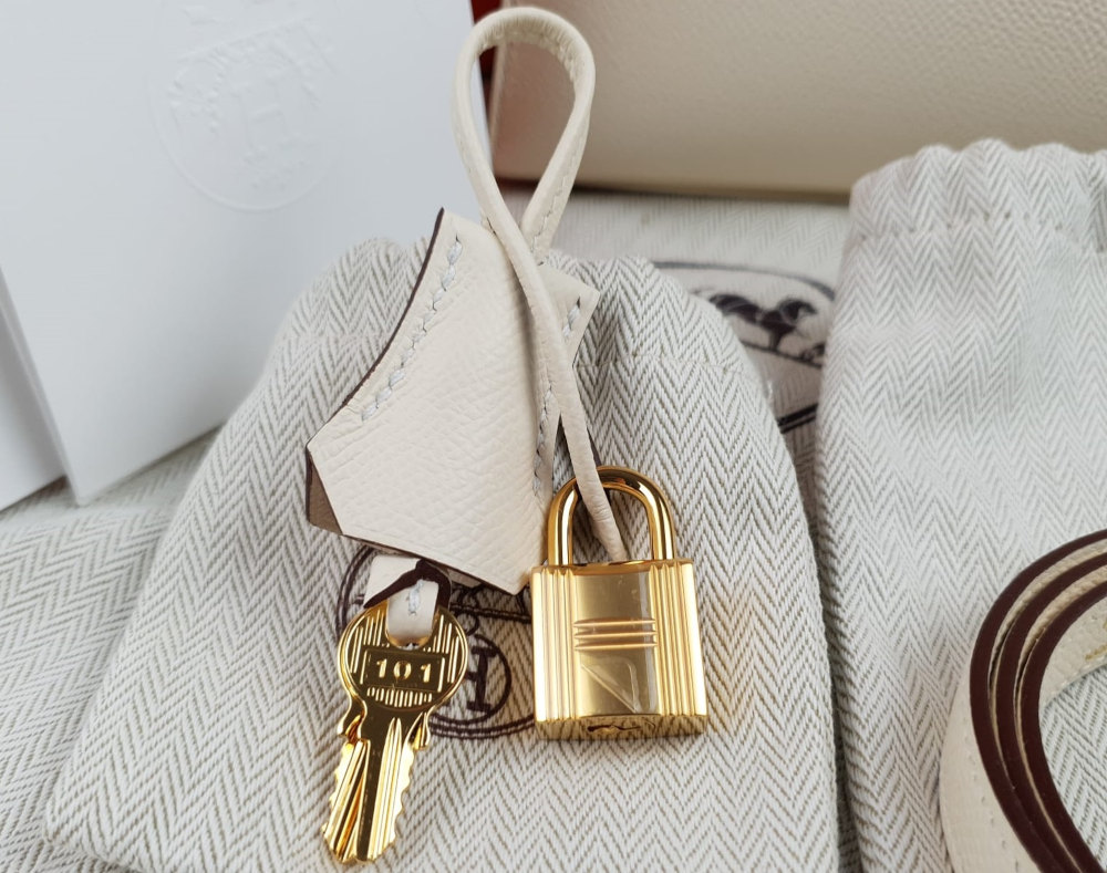 hermes pendant with padlock and keys